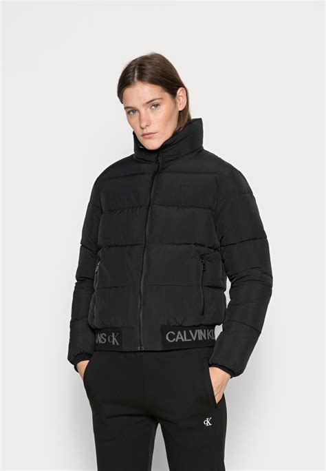 Women COAT | Calvin Klein Jeans LOGO HEM SHORT PUFFER JACKET - Winter jacket - black - JF32434 Calvin Klein Jeans black C1821U02V-Q11 0 en-GB