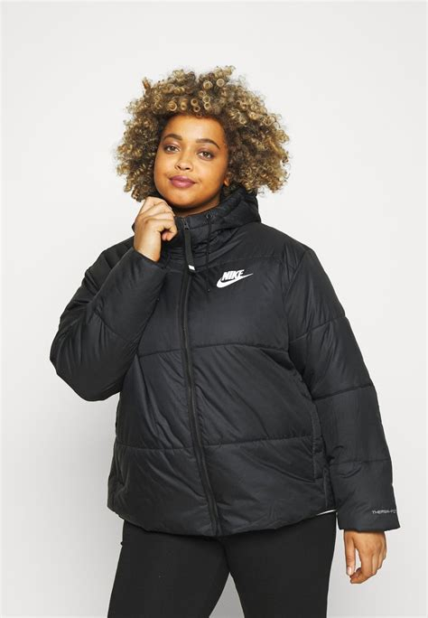 Women COAT | Nike Sportswear CLASSIC TAPE PLUS - Winter jacket - medium olive/black/white/green - UN46584 Nike Sportswear medium olive/black/white NI121U01V-N11 0 en-GB