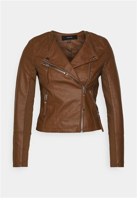 Women COAT | Vero Moda Petite VMRIAFAVO SHORT COATED JACKET - Faux leather jacket - cognac - DW11014 Vero Moda Petite cognac VM021G01M-O11 0 en-GB